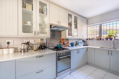 Townhouse For Rent in Pinelands, Cape Town