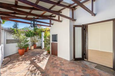 Townhouse For Sale in Kenilworth Upper, Cape Town